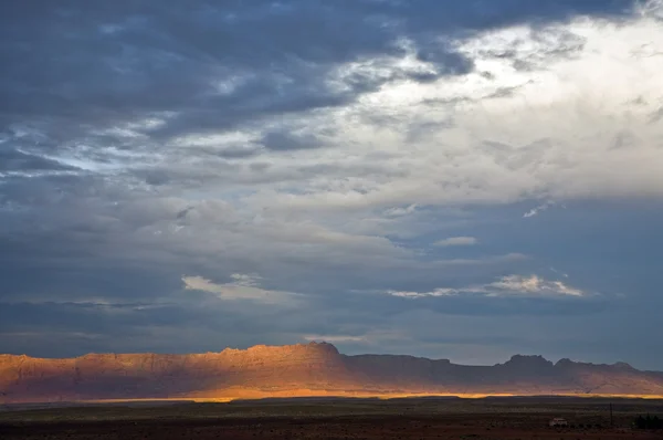 Echo Cliffs com céu dramático ao pôr do sol perto de Great Canyon — Fotografia de Stock