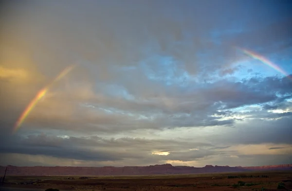 Gama en espectacular luz de puesta de sol con arco iris —  Fotos de Stock