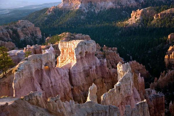 Hermoso paisaje en Bryce Canyon con magnífica forma de piedra — Foto de Stock