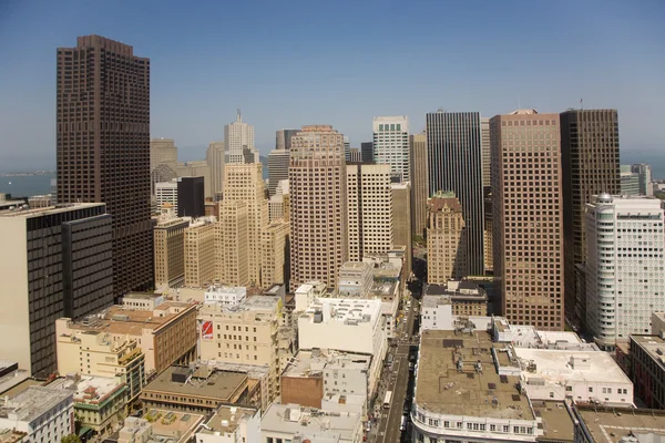 Skyline de São Francisco visto de um raspador de céu com céu azul — Fotografia de Stock