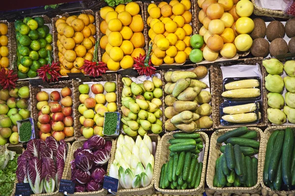 Alimentos frescos oferecidos no mercado — Fotografia de Stock
