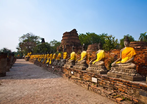 Statues de Bouddha au temple de Wat Yai Chai Mongkol — Photo