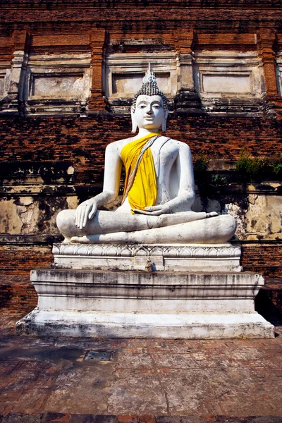 Buddha statues at the temple of Wat Yai Chai Mongkol — Stock Photo, Image