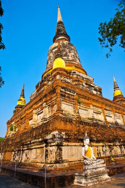 Buddha-szobrok a templom wat yai chai mongkol Ayutthaya közelében bang — Stock Fotó