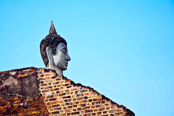 Sochy Buddhy v chrámu wat yai chai mongkol — Stock fotografie