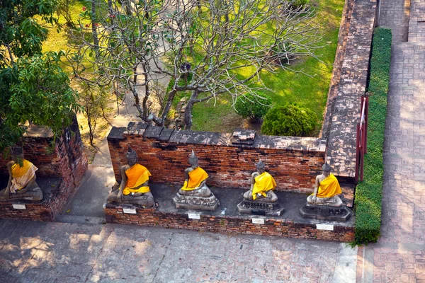 Αγάλματα του Βούδα στο ναό του wat yai chai mongkol — Φωτογραφία Αρχείου