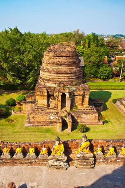 Buddha statyer på tempel wat yai chai mongkol — Stockfoto