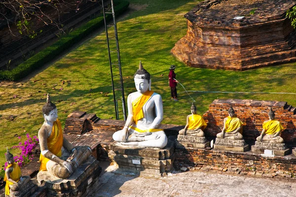 Buddha-szobrok a wat yai chai mongkol templom — Stock Fotó