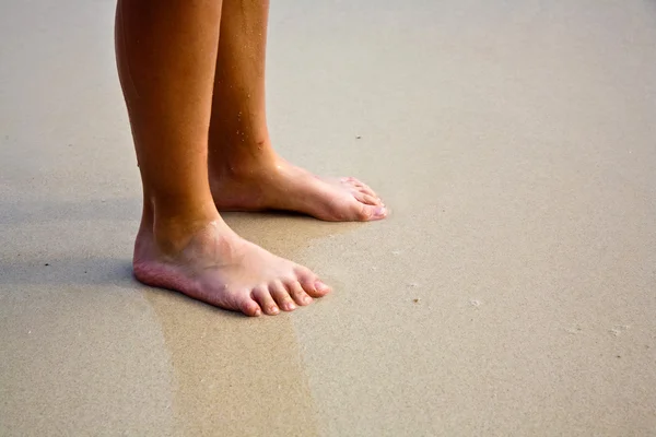 Feet on the beautiful sandy beach — Stock Photo, Image