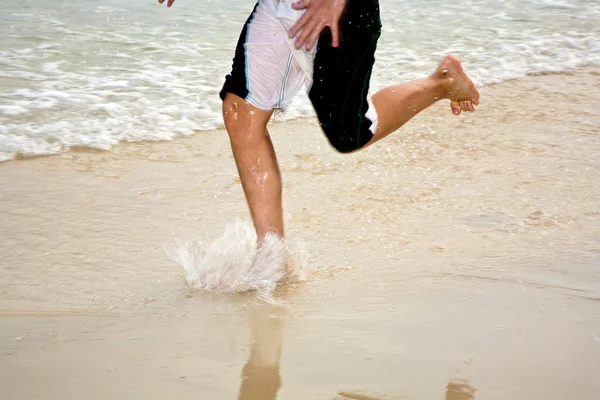 A fiatalember kocogás a parton — Stock Fotó
