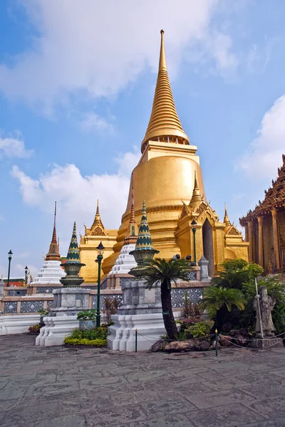 Slavný chrám phra Šrí ratana chedi kryté zlatem fólie v vnitřní gra — Stock fotografie