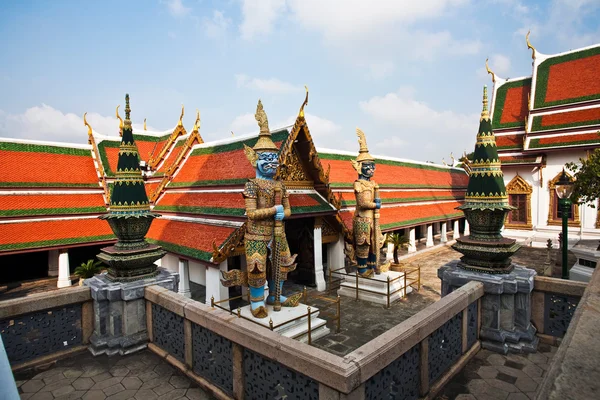 Stock image Famous temple Phra Sri Ratana Chedi with guards in the inner Gra