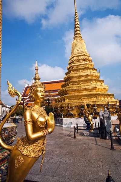 A kinaree, egy mitológiai alak, a nagy palota, Bangkok — Stock Fotó