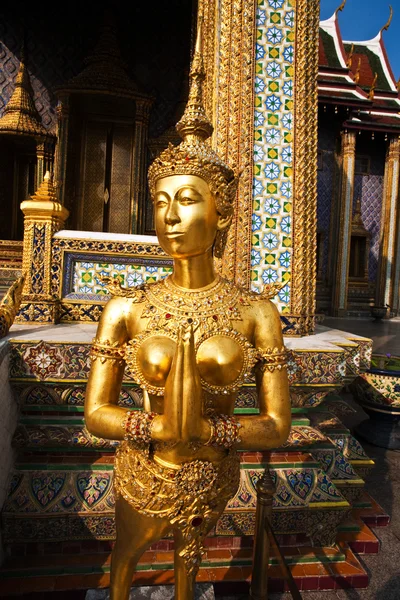 Een kinaree, een mythologie figuur, in het grote paleis in bangkok — Stockfoto