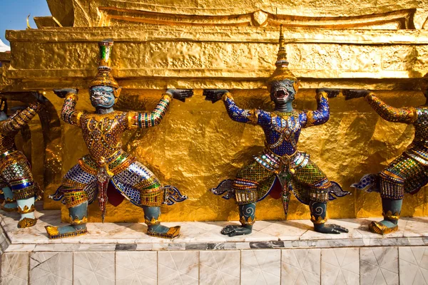Golden guards are holding the chedi — Stock Photo, Image