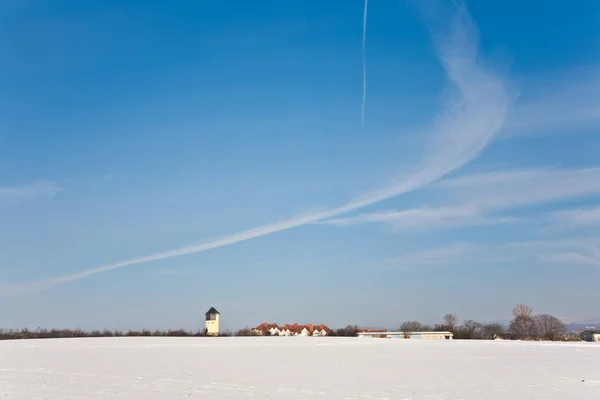 Красивий краєвид взимку зі снігом і житловою зоною — стокове фото