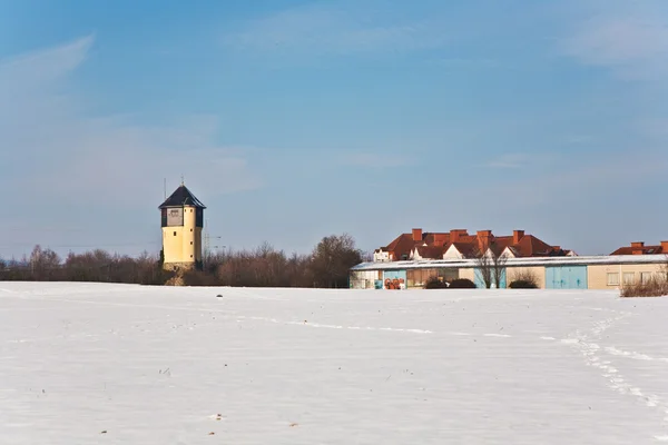 Пейзаж зимой с водонапорной башней — стоковое фото