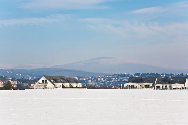 Beautiful landscape in winter with snow and housing area — Stock Photo, Image