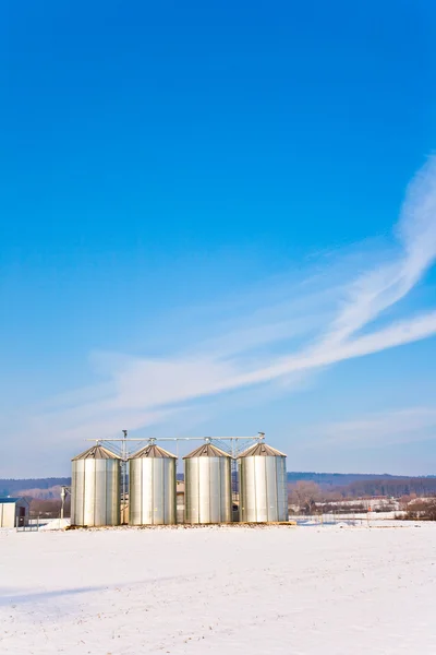 Silo i vinter med snö och blå himmel — Stockfoto