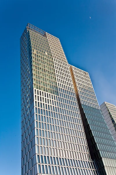 ムーンと超高層ビル — ストック写真