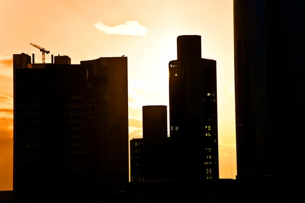 Zonsondergang met wolkenkrabber in frankfurt — Stockfoto