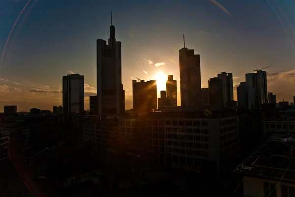 フランクフルトの高層ビルと夕日 — ストック写真