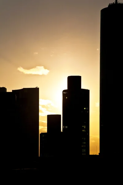 Ηλιοβασίλεμα με ουρανοξύστη στη Φρανκφούρτη — Φωτογραφία Αρχείου