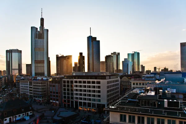 Visa över frankfurt, silhuetter av skyskrapor — Stockfoto