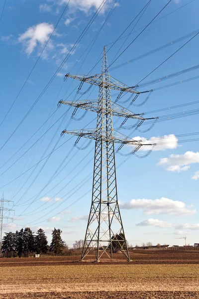 Torre elettrica per l'energia in un bellissimo paesaggio — Foto Stock