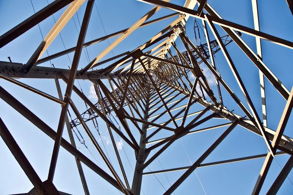 美しい風景の中でエネルギーのための電力塔 — ストック写真