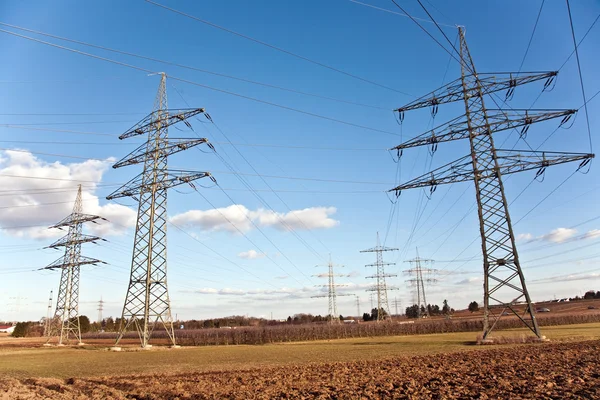 Torre de eletricidade para a energia na bela paisagem — Fotografia de Stock