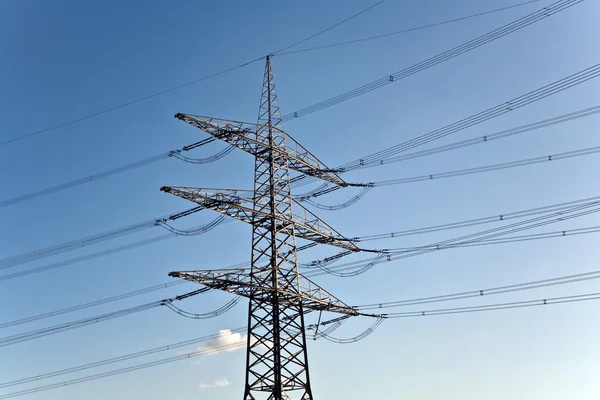 Elektrisitetstårn for energi i vakkert landskap – stockfoto