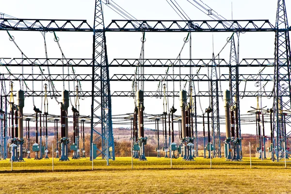 Електрорелейна станція з високовольтним ізолятором та лініями електропередач — стокове фото