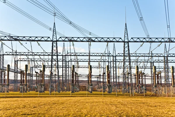 Σταθμός αναμετάδοσης ηλεκτρικής ενέργειας με υψηλής τάσης μονωτής και ηλεκτροφόρα καλώδια — Φωτογραφία Αρχείου