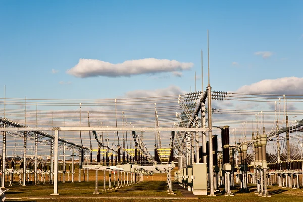 Electricity relay station with high-voltage insulator and power lines — Stock Photo, Image