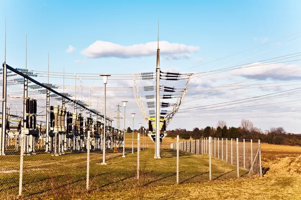 Electriciteitstoren voor energie in prachtig landschap — Stockfoto