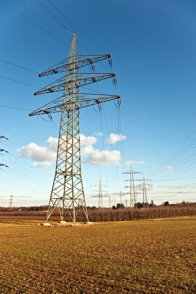 Электрическая башня для энергии в красивом ландшафте — стоковое фото