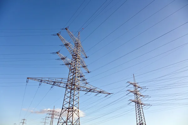 美しい風景の中の電気タワー — ストック写真