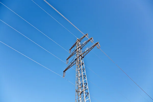 Torre di elettricità in un bellissimo paesaggio — Foto Stock