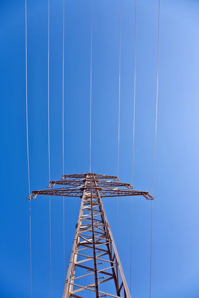 Електрична високовольтна вежа з блакитним небом — стокове фото