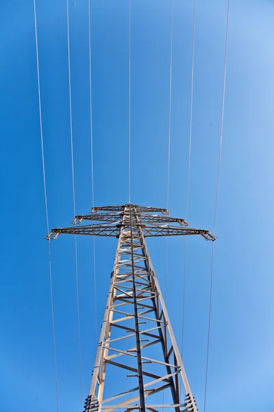 Torre di elettricità in un bellissimo paesaggio — Foto Stock