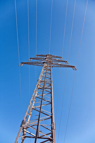 Електрична високовольтна вежа з блакитним небом — стокове фото