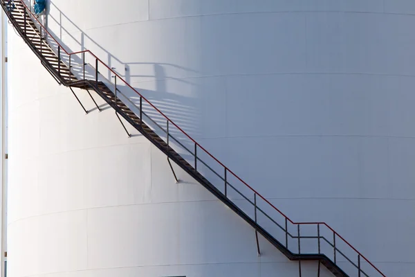 Beyaz tank, endüstriyel merdiven — Stok fotoğraf