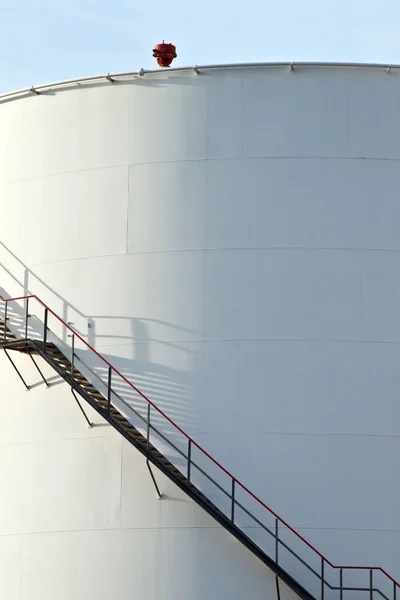 Industrietreppe am weißen Tank — Stockfoto
