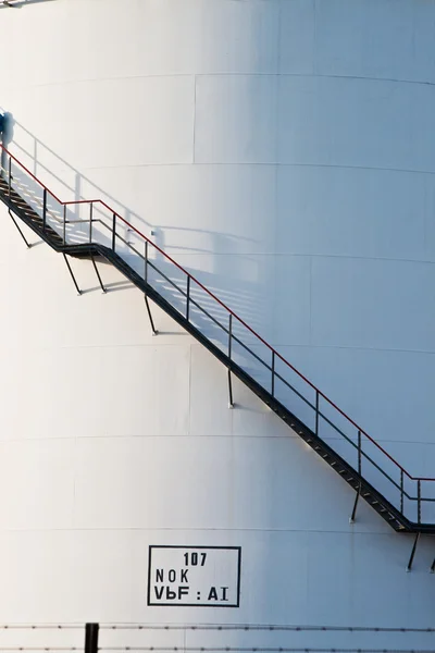 Industriële trap op witte tank — Stockfoto