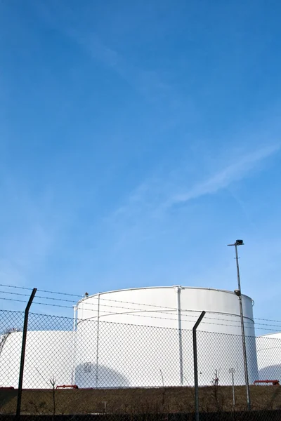 Réservoirs blancs dans le parc de réservoirs avec ciel bleu — Photo