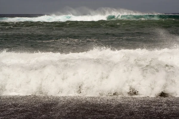 Fuertes olas con cresta de ola blanca en tormenta — Foto de Stock