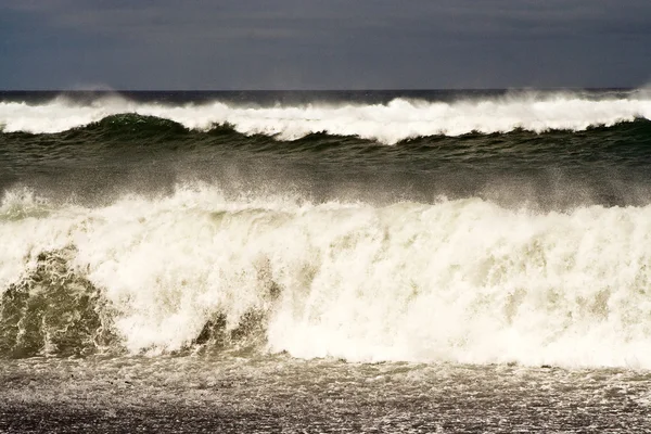 Fuertes olas con cresta de ola blanca en tormenta —  Fotos de Stock