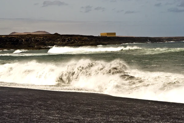 Важкі хвилі з білою хвилею гребеня в штормі — стокове фото