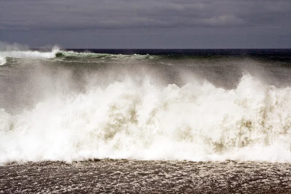 Těžké vlny s bílým sahala v bouři — Stock fotografie